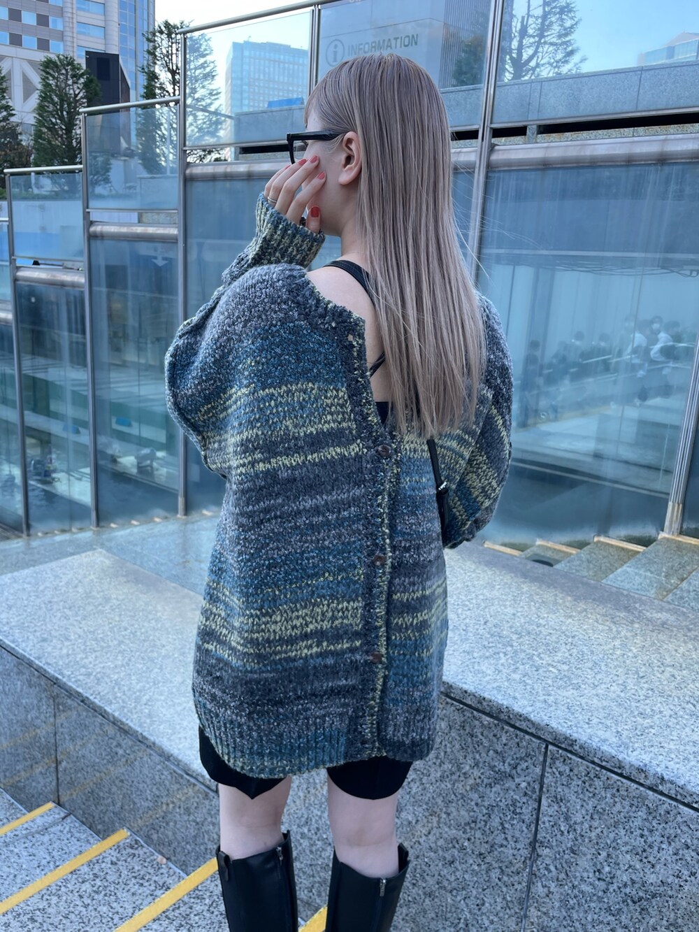 グレー系のカーディガン/ボレロ、ブラック系のその他パンツ、ブラック系のブーツを着用したレディースの冬コーディネートの6枚目の写真