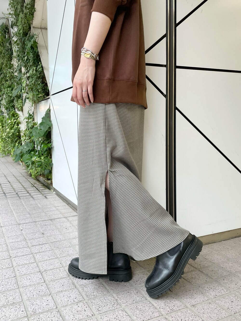 ブラウン系のスウェット、ブラック系のスカートを着用したレディースの秋コーディネートの5枚目の写真