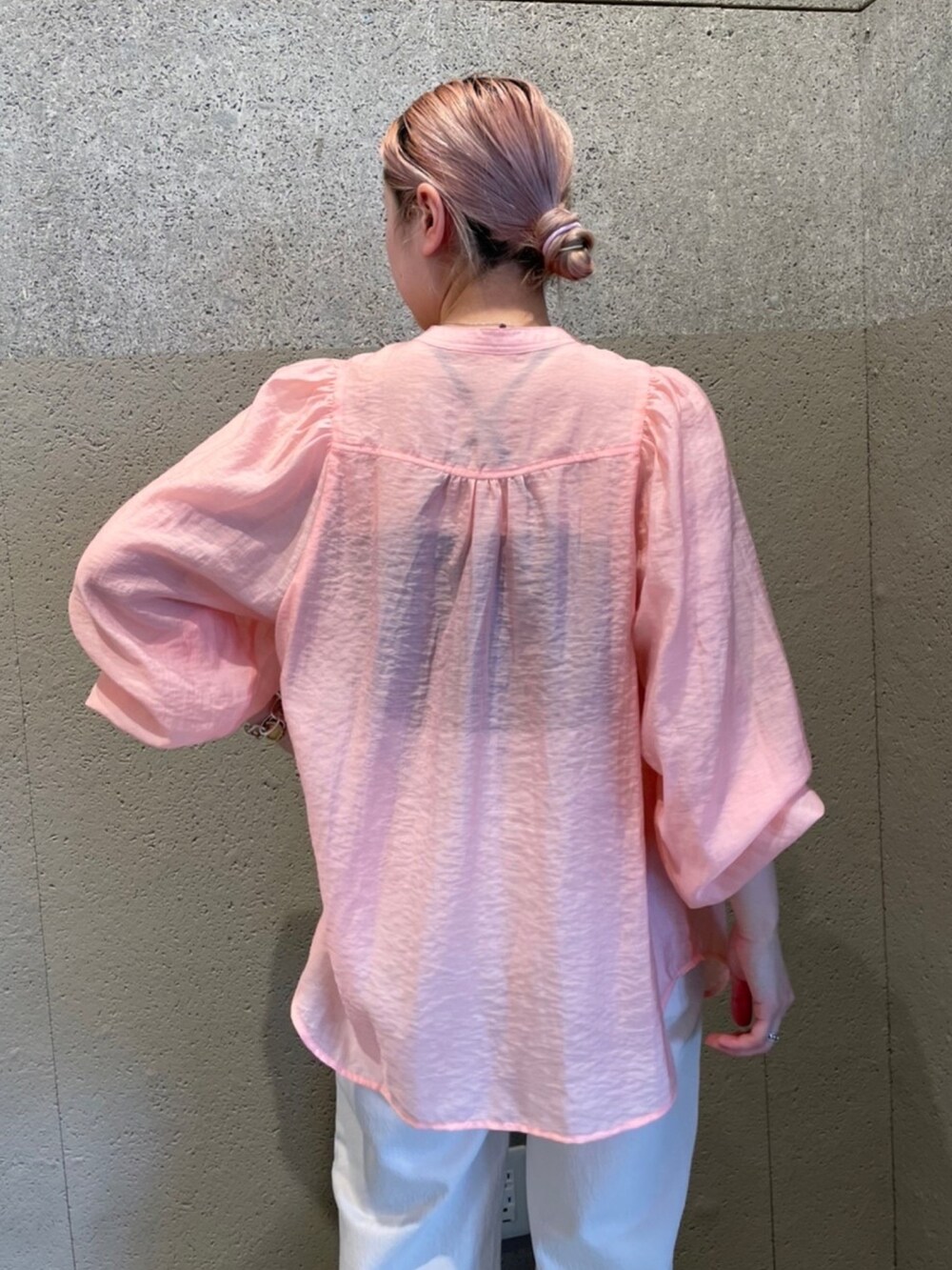 ピンク系のシャツ/ブラウス、ブラック系のサンダル、ホワイト系のデニムパンツを着用したレディースの春コーディネートの4枚目の写真