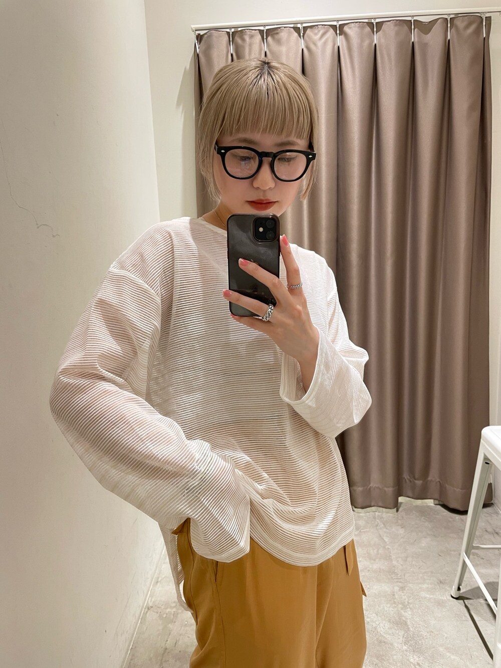 ホワイト系のTシャツ/カットソー、ブラック系のカーゴパンツを着用したレディースの春コーディネートの3枚目の写真