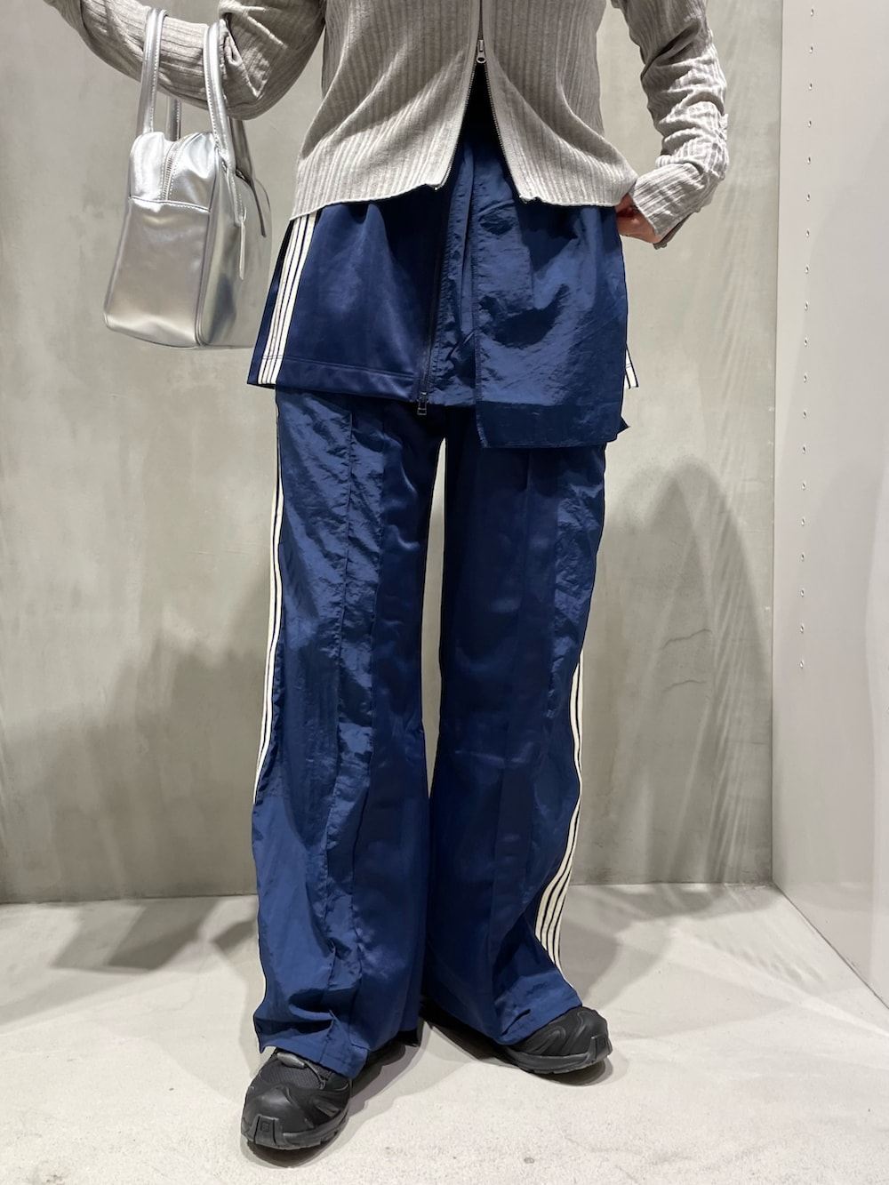 グレー系のカーディガン/ボレロ、ブルー系のスカート、ブルー系のスウェットパンツを着用したレディースの秋コーディネートの4枚目の写真