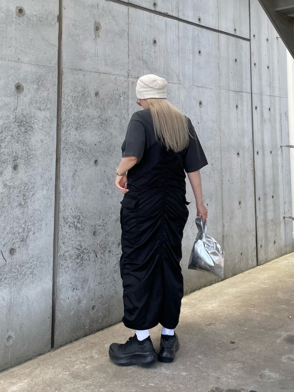 ブラック系のワンピース、グレー系のTシャツ/カットソー、シルバー系のトートバッグを着用したレディースの夏コーディネートの10枚目の写真