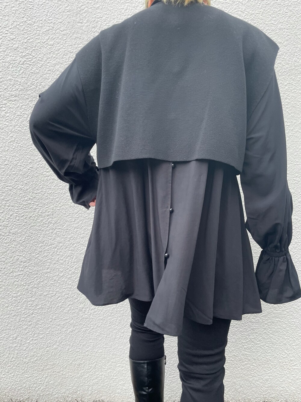 ブラック系のベスト、ブラック系のシャツ/ブラウス、ブラック系のデニムパンツを着用したレディースの秋コーディネートの4枚目の写真