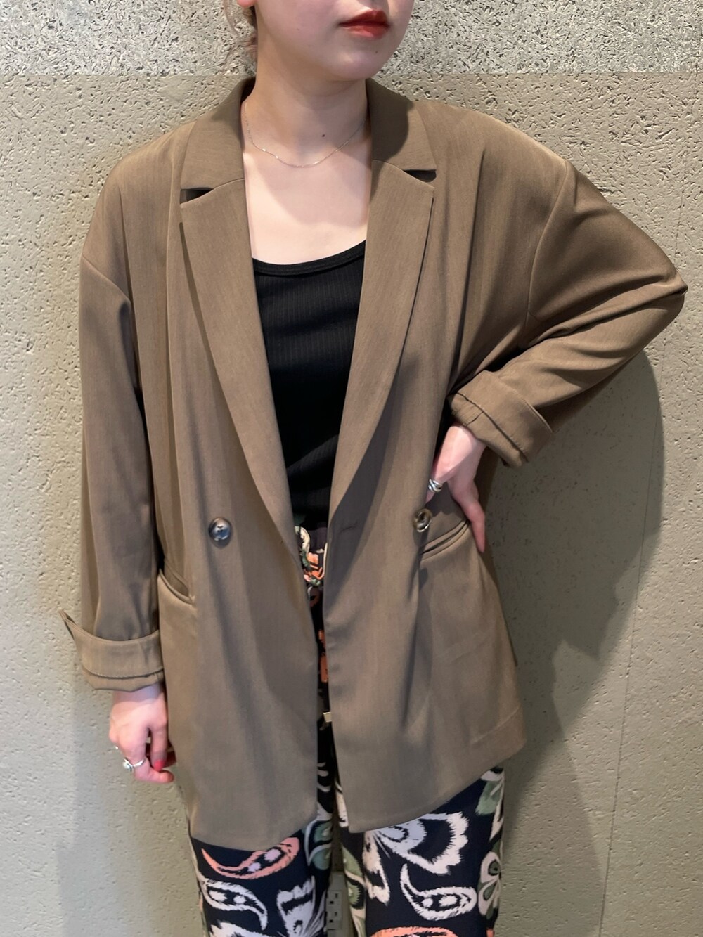 ブラウン系のテーラードジャケット、ブラック系のその他パンツを着用したレディースの春コーディネートの3枚目の写真