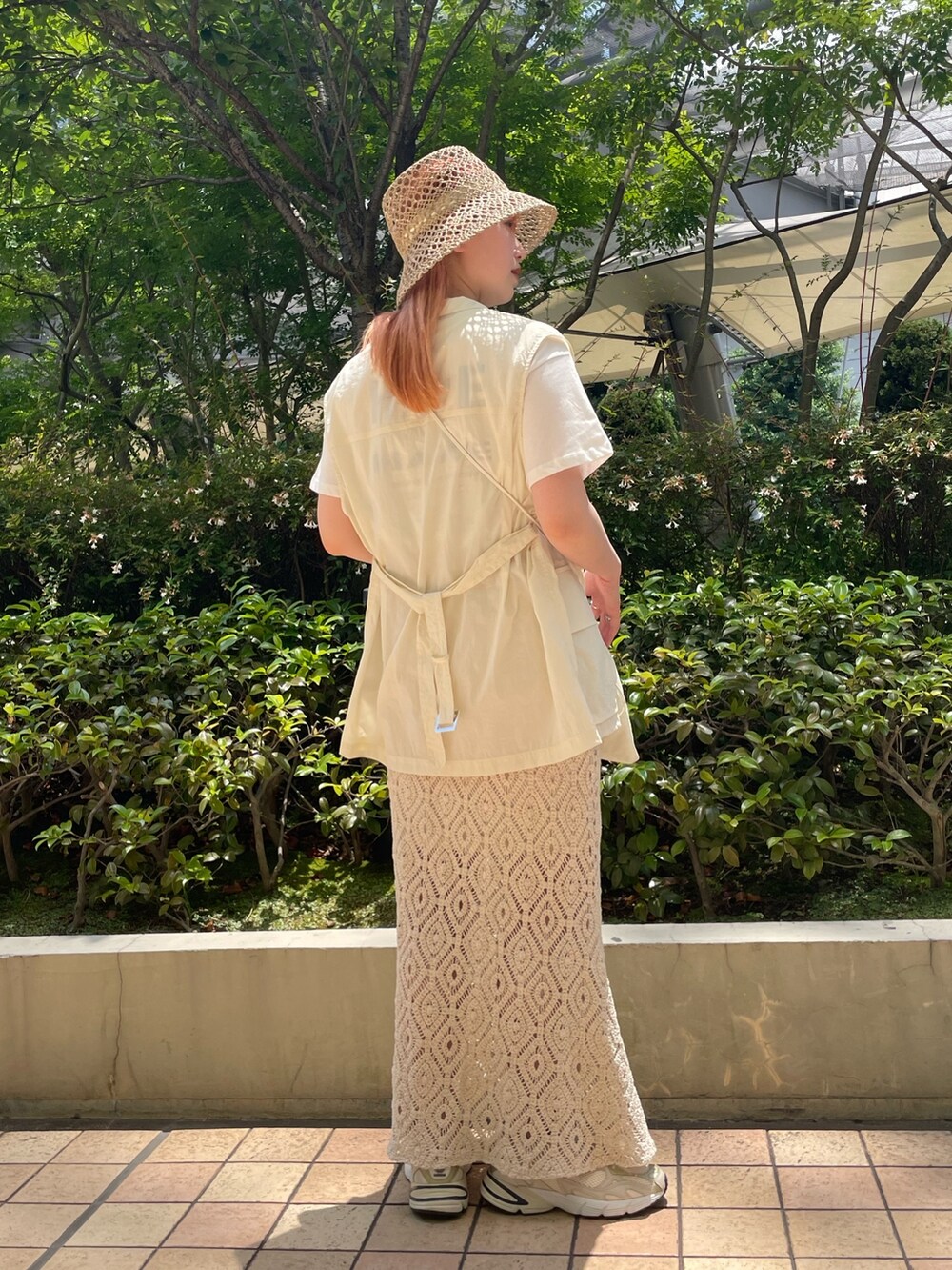 ホワイト系のベスト、ホワイト系のTシャツ/カットソー、ホワイト系のスカートを着用したレディースの夏コーディネートの5枚目の写真