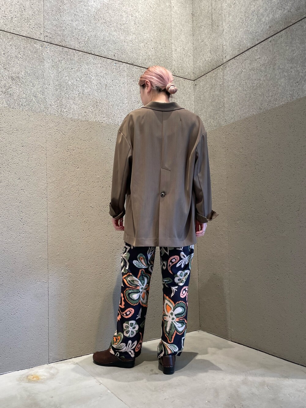 ブラウン系のテーラードジャケット、ブラック系のその他パンツを着用したレディースの春コーディネートの2枚目の写真