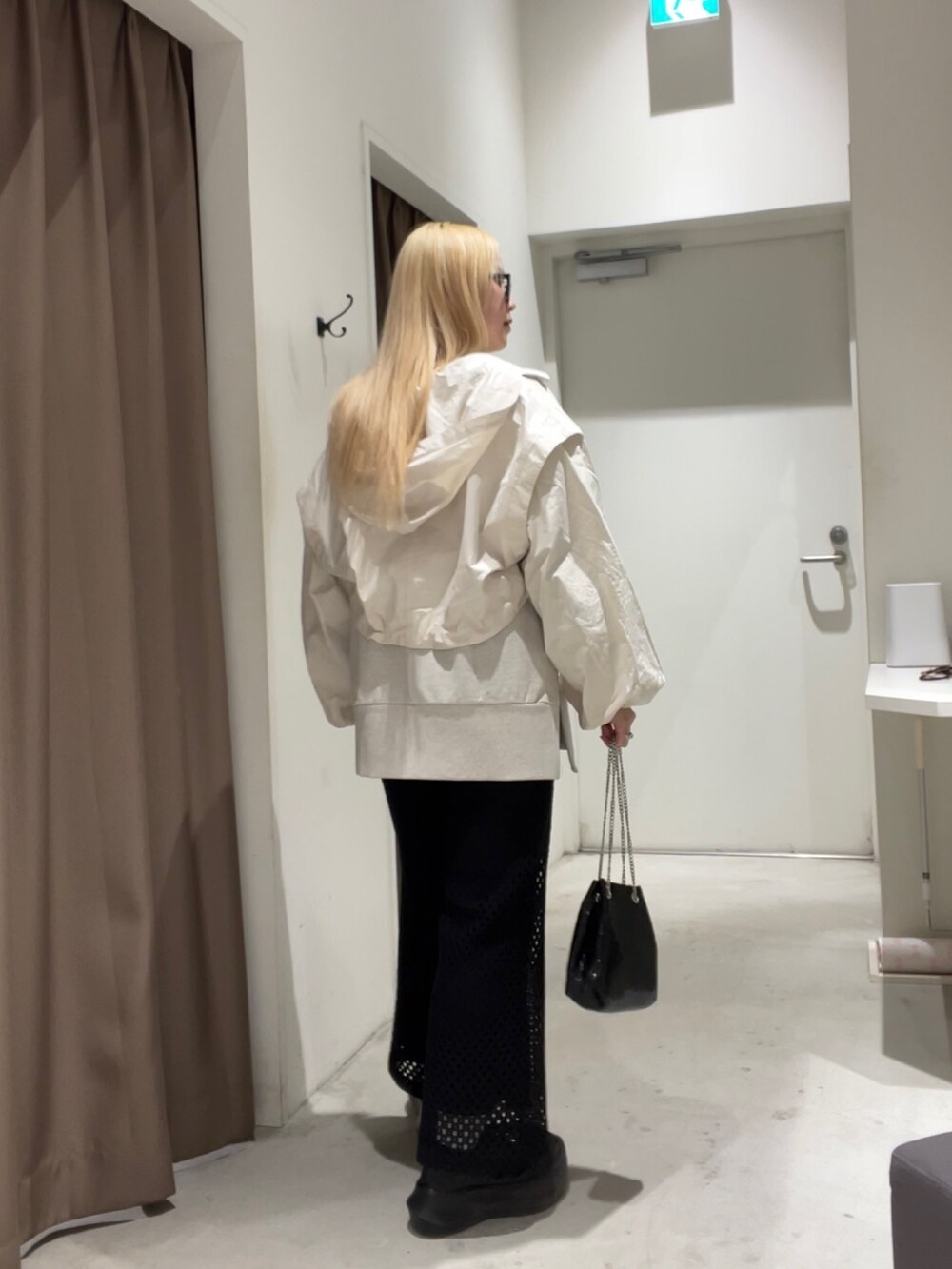 ホワイト系のジャケット/アウター、ホワイト系のスウェット、ブラック系のその他パンツを着用したレディースの春コーディネートの6枚目の写真