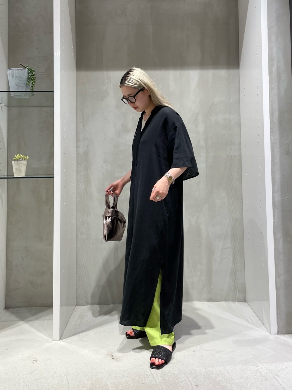 ブラック系のワンピース/ドレス、その他のトートバッグ、グリーン系のパンツを着用したレディースの夏コーディネートの2枚目の写真