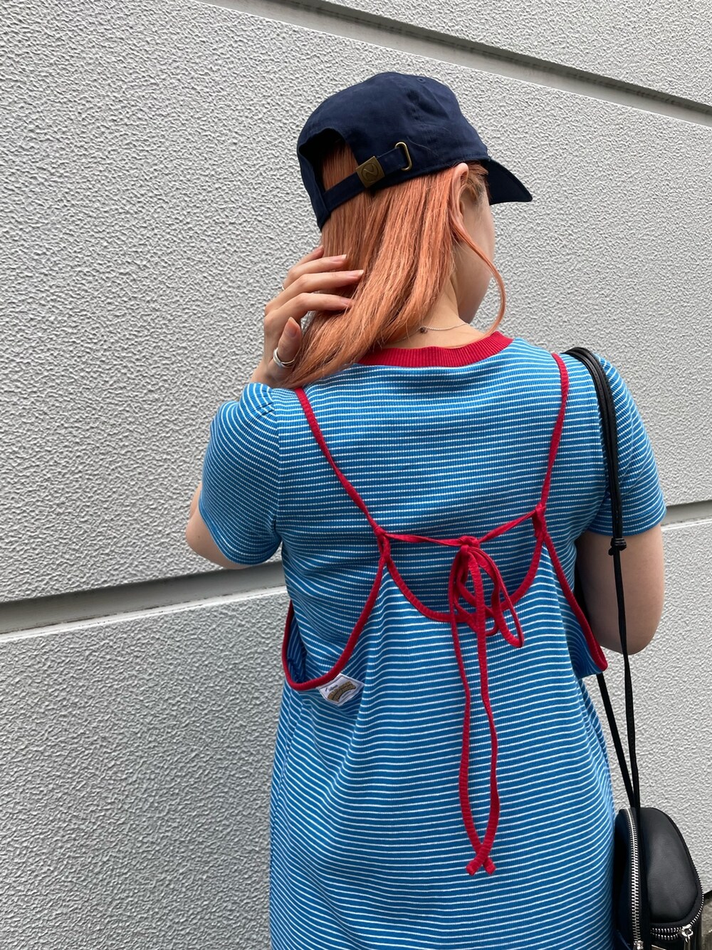 ブルー系のワンピース、ブラック系のショルダーバッグ、イエロー系のその他パンツを着用したレディースの夏コーディネートの4枚目の写真