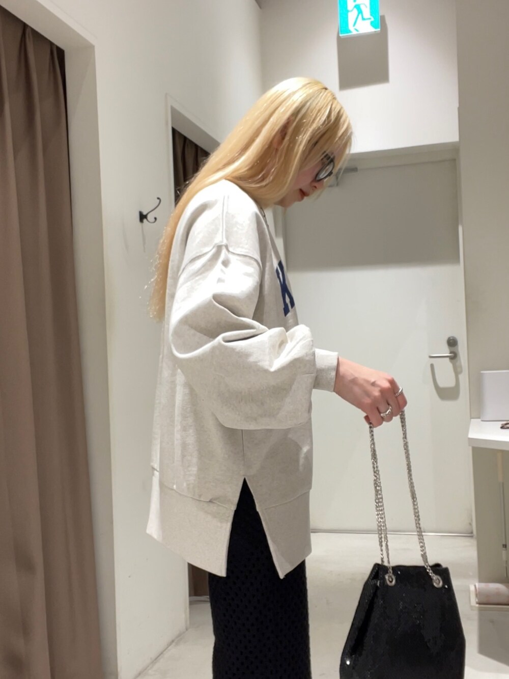 ホワイト系のジャケット/アウター、ホワイト系のスウェット、ブラック系のその他パンツを着用したレディースの春コーディネートの9枚目の写真