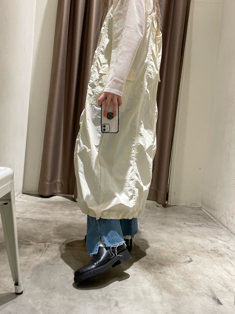 ホワイト系のTシャツ/カットソー、ブラック系のワンピース/ドレス、ブルー系のデニムパンツを着用したレディースの春コーディネートの5枚目の写真