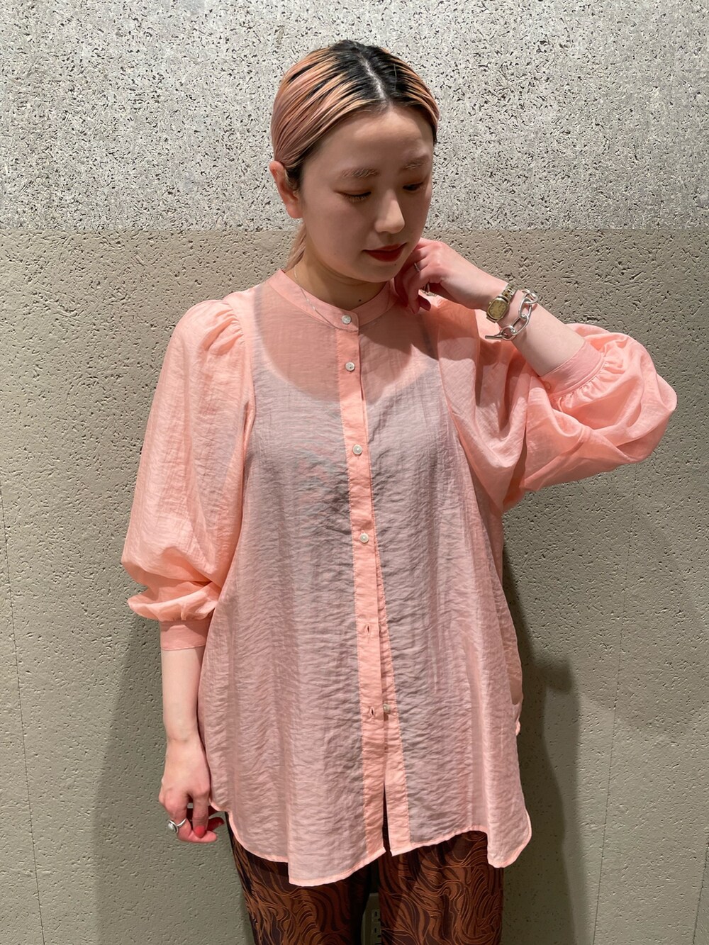 ピンク系のシャツ/ブラウス、ブラウン系のその他パンツを着用したレディースの春コーディネートの2枚目の写真