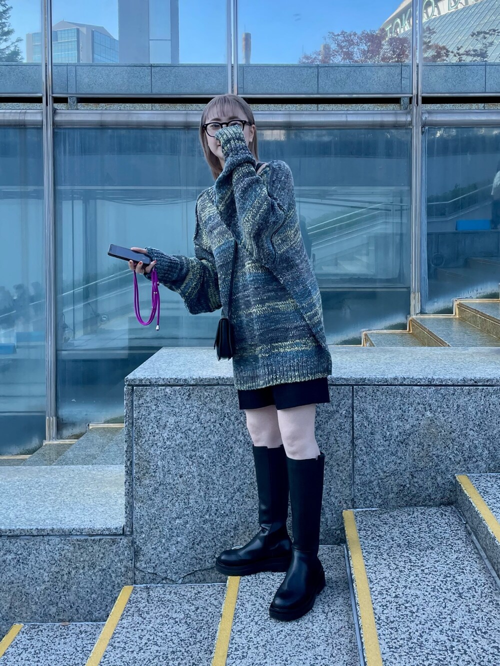 グレー系のカーディガン/ボレロ、ブラック系のその他パンツ、ブラック系のブーツを着用したレディースの冬コーディネートの3枚目の写真