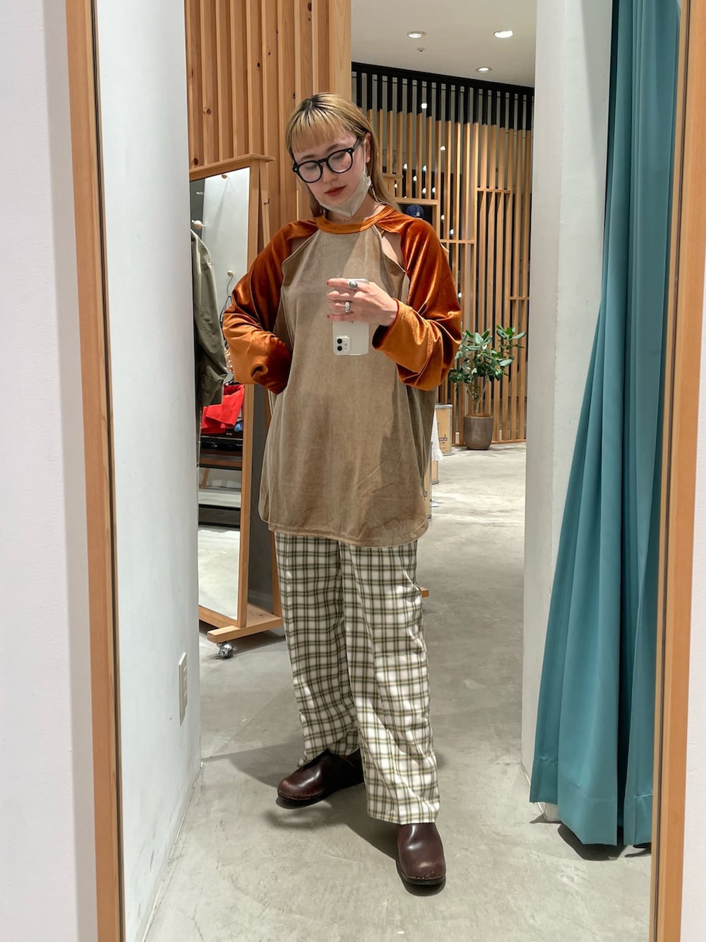 オレンジ系のTシャツ/カットソーを着用したレディースの秋コーディネートの5枚目の写真