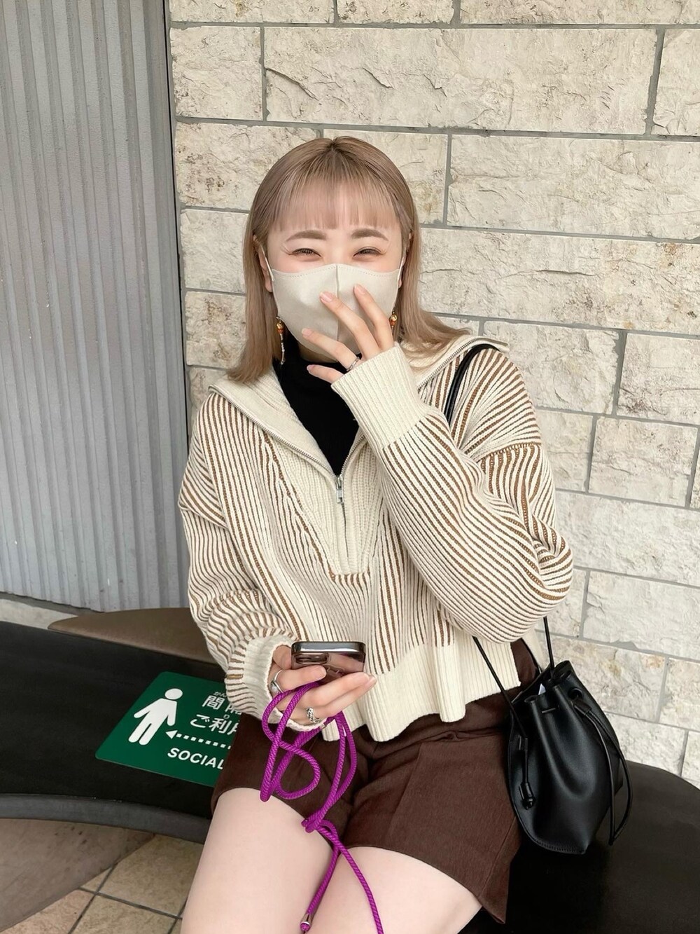 ベージュ系のニット/セーター、ブラウン系のその他パンツ、ブラック系のブーツを着用したレディースの秋コーディネートの8枚目の写真