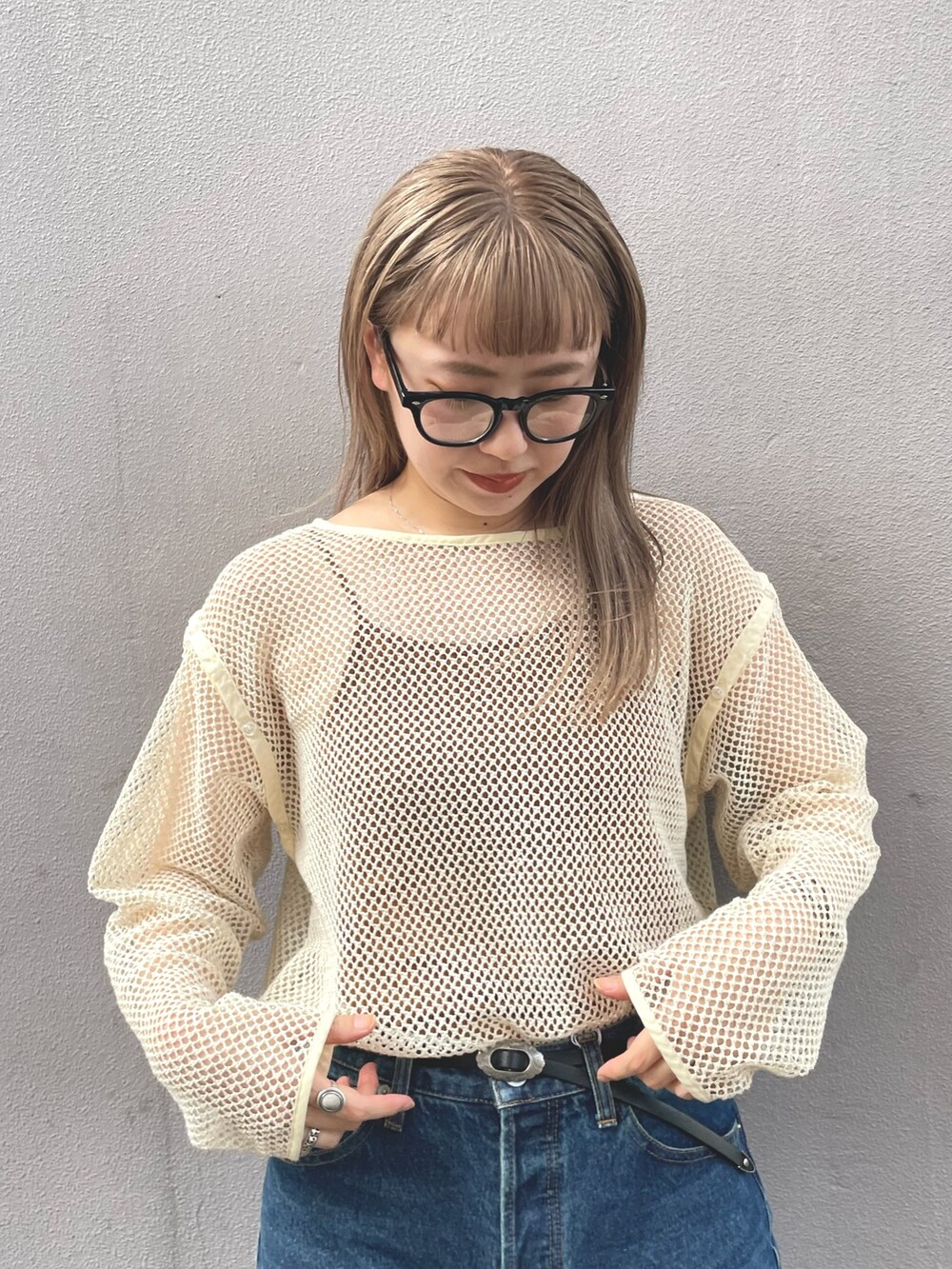 ホワイト系のTシャツ/カットソー、ブルー系のデニムパンツ、ブラック系のトートバッグを着用したレディースの夏コーディネートの2枚目の写真