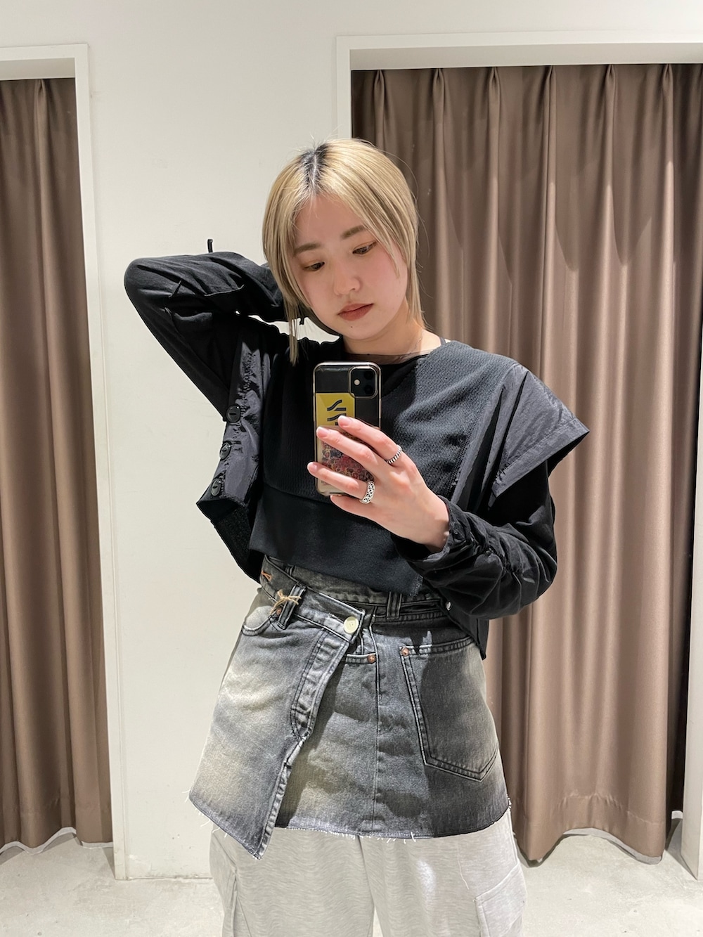 ブラック系のベスト、ブラック系のTシャツ/カットソー、ブラック系のスカートを着用したレディースの春コーディネートの2枚目の写真