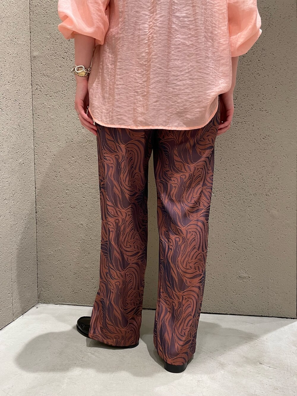 ピンク系のシャツ/ブラウス、ブラウン系のその他パンツを着用したレディースの春コーディネートの5枚目の写真