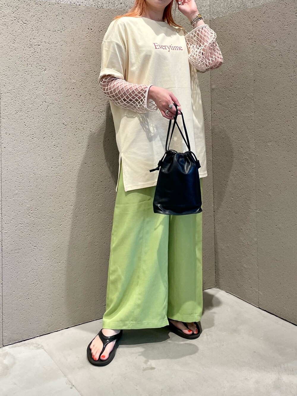 ホワイト系のTシャツ/カットソー、ホワイト系のTシャツ/カットソー、グリーン系のその他パンツを着用したレディースの夏コーディネートの2枚目の写真