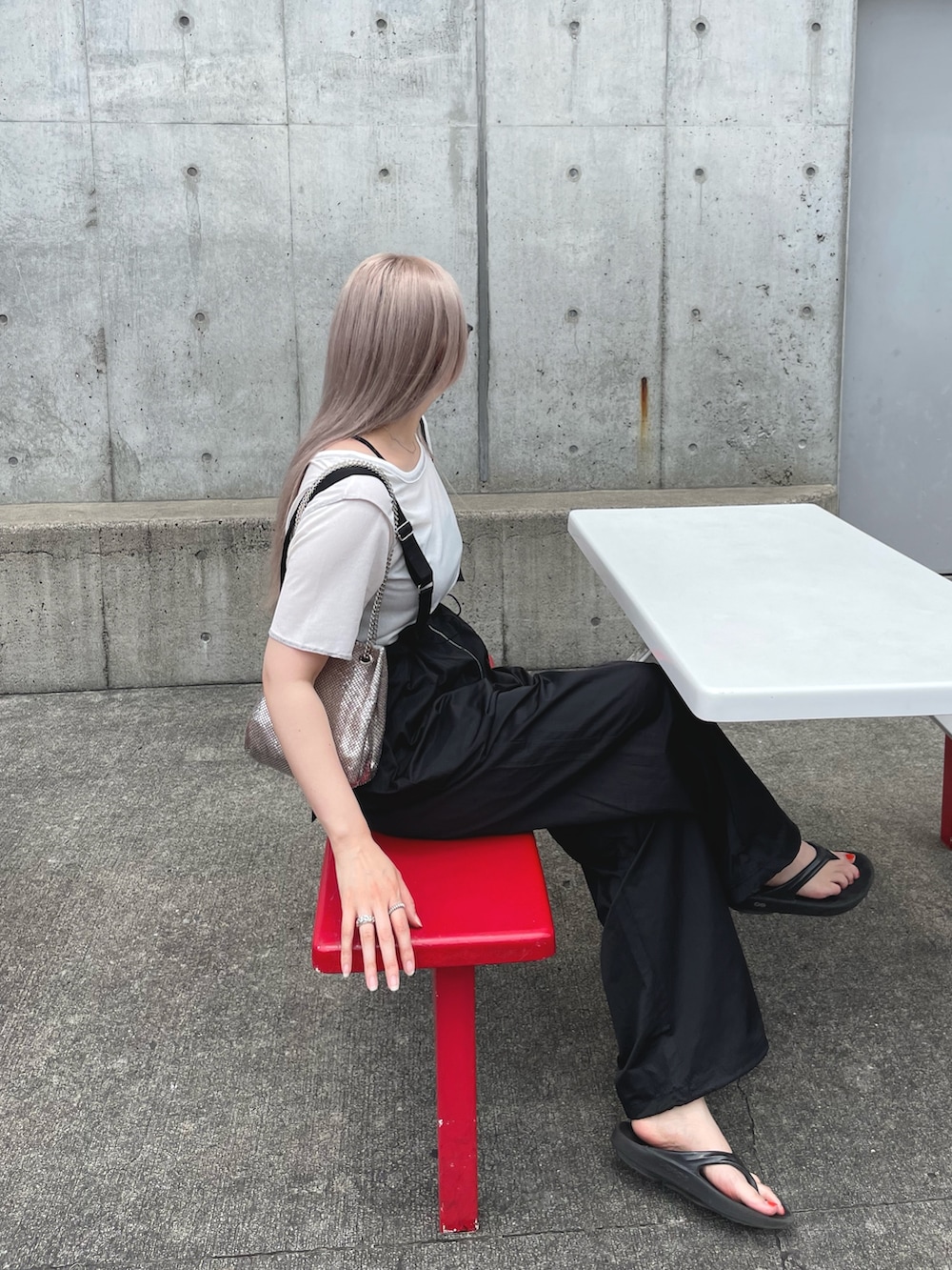 ホワイト系のTシャツ/カットソー、ブラック系のサロペット/オーバーオールを着用したレディースの夏コーディネートの6枚目の写真
