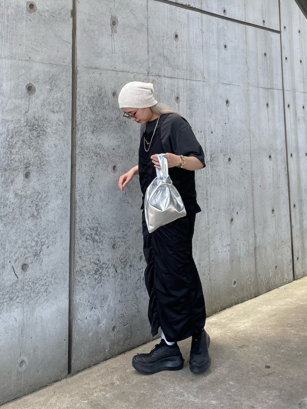 ブラック系のワンピース、グレー系のTシャツ/カットソー、シルバー系のトートバッグを着用したレディースの夏コーディネートの9枚目の写真