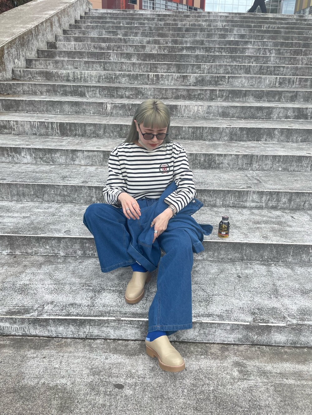 ブルー系のデニムパンツ、ブルー系のデニムジャケットを着用したレディースの春コーディネートの4枚目の写真