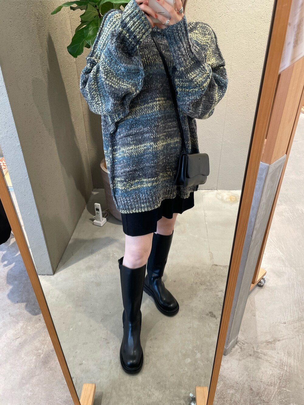 グレー系のカーディガン/ボレロ、ブラック系のその他パンツ、ブラック系のブーツを着用したレディースの冬コーディネートの9枚目の写真