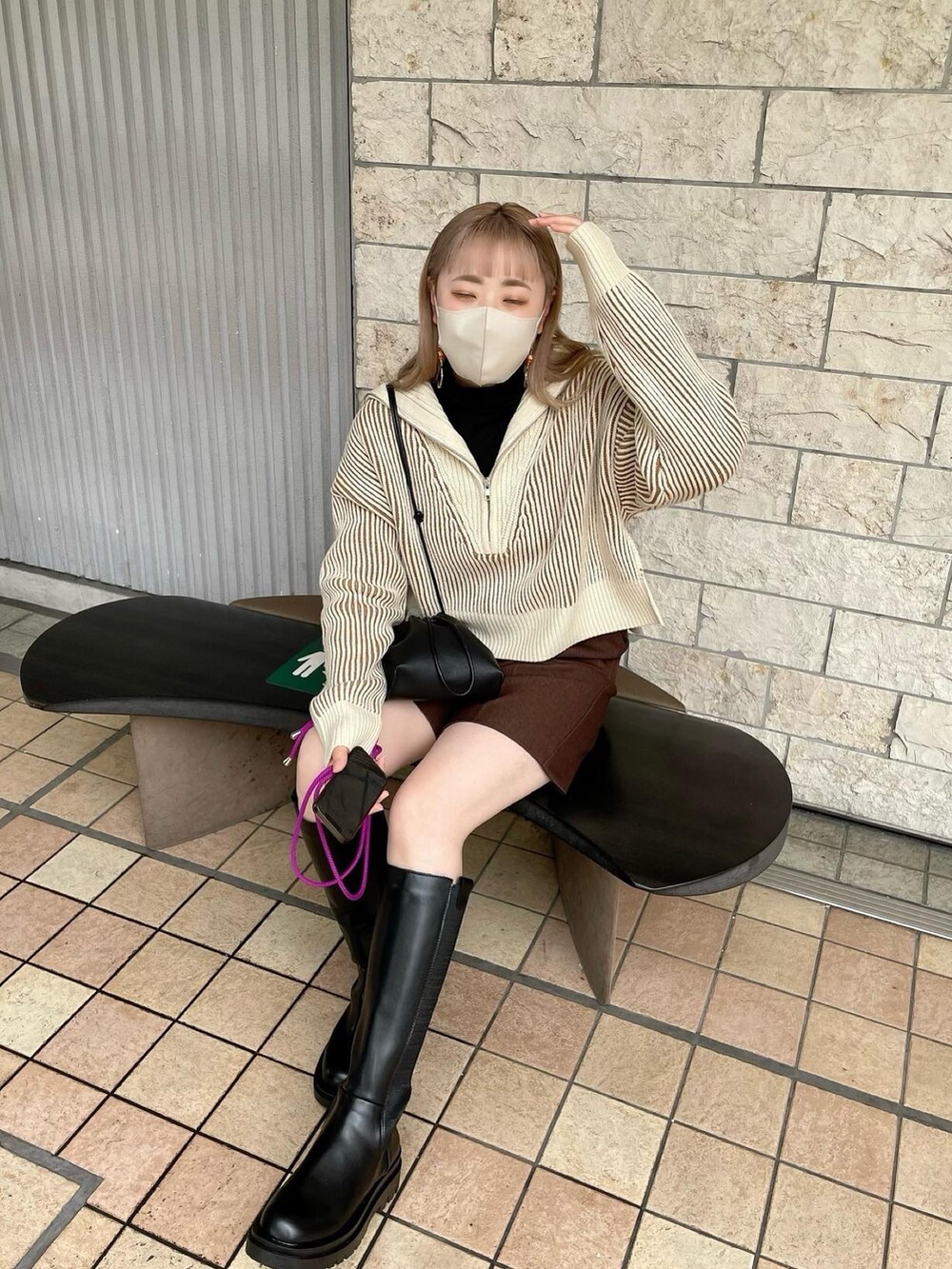 ベージュ系のニット/セーター、ブラウン系のその他パンツ、ブラック系のブーツを着用したレディースの秋コーディネートの9枚目の写真