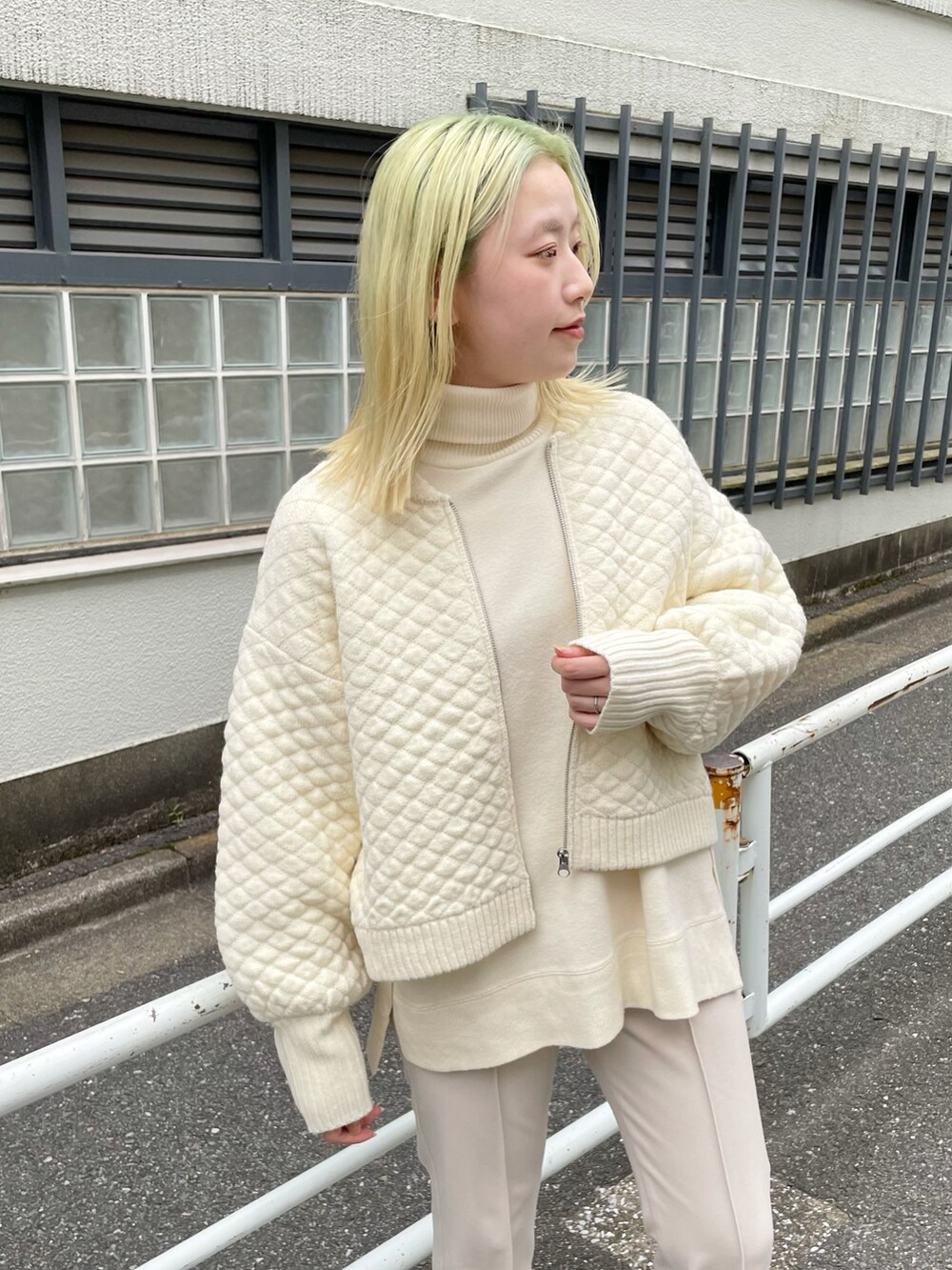 ホワイト系のニット/セーター、ホワイト系のカーディガン/ボレロ、グリーン系のブーツを着用したレディースの秋コーディネートの4枚目の写真