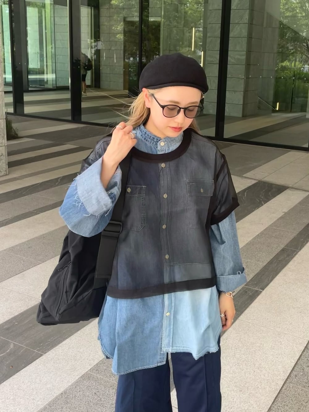 ブラック系のTシャツ/カットソー、ブルー系のトップス、ブラック系のショルダーバッグを着用したレディースの秋コーディネートの8枚目の写真