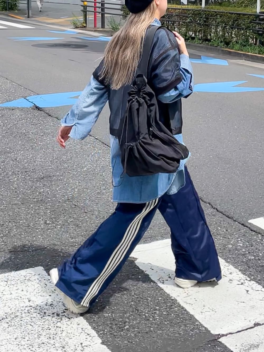 ブラック系のTシャツ/カットソー、ブルー系のトップス、ブラック系のショルダーバッグを着用したレディースの秋コーディネートの4枚目の写真