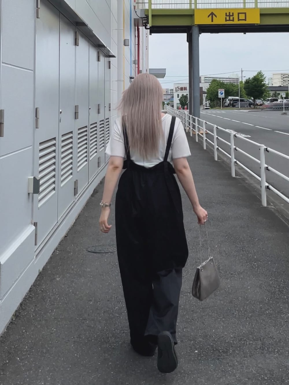 ホワイト系のTシャツ/カットソー、ブラック系のサロペット/オーバーオールを着用したレディースの夏コーディネートの4枚目の写真