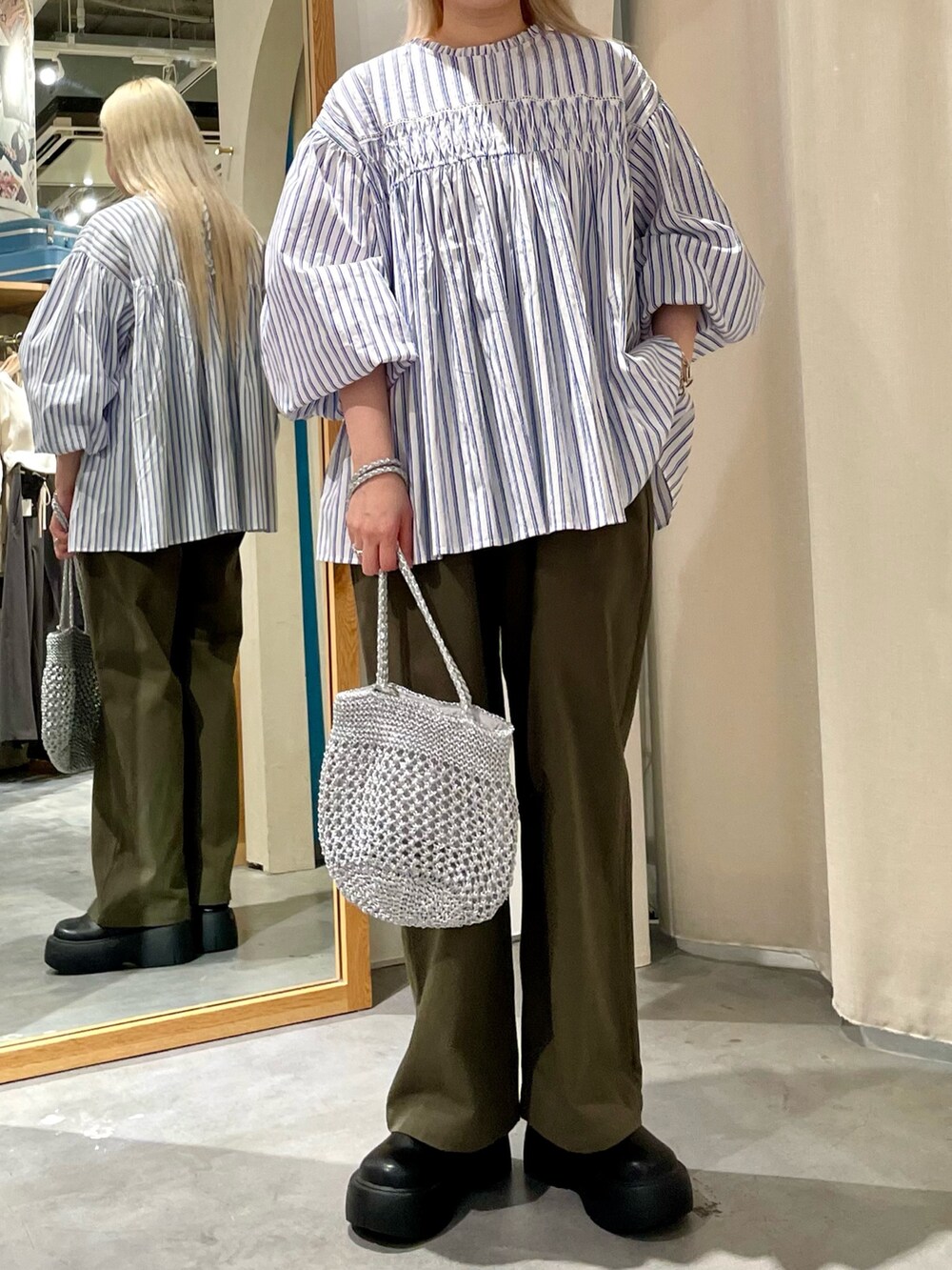 ブルー系のシャツ/ブラウス、グリーン系のチノパンツを着用したレディースの春コーディネートの3枚目の写真