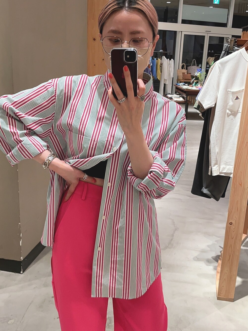 グリーン系のシャツ/ブラウス、ピンク系のその他パンツを着用したレディースの春コーディネートの2枚目の写真