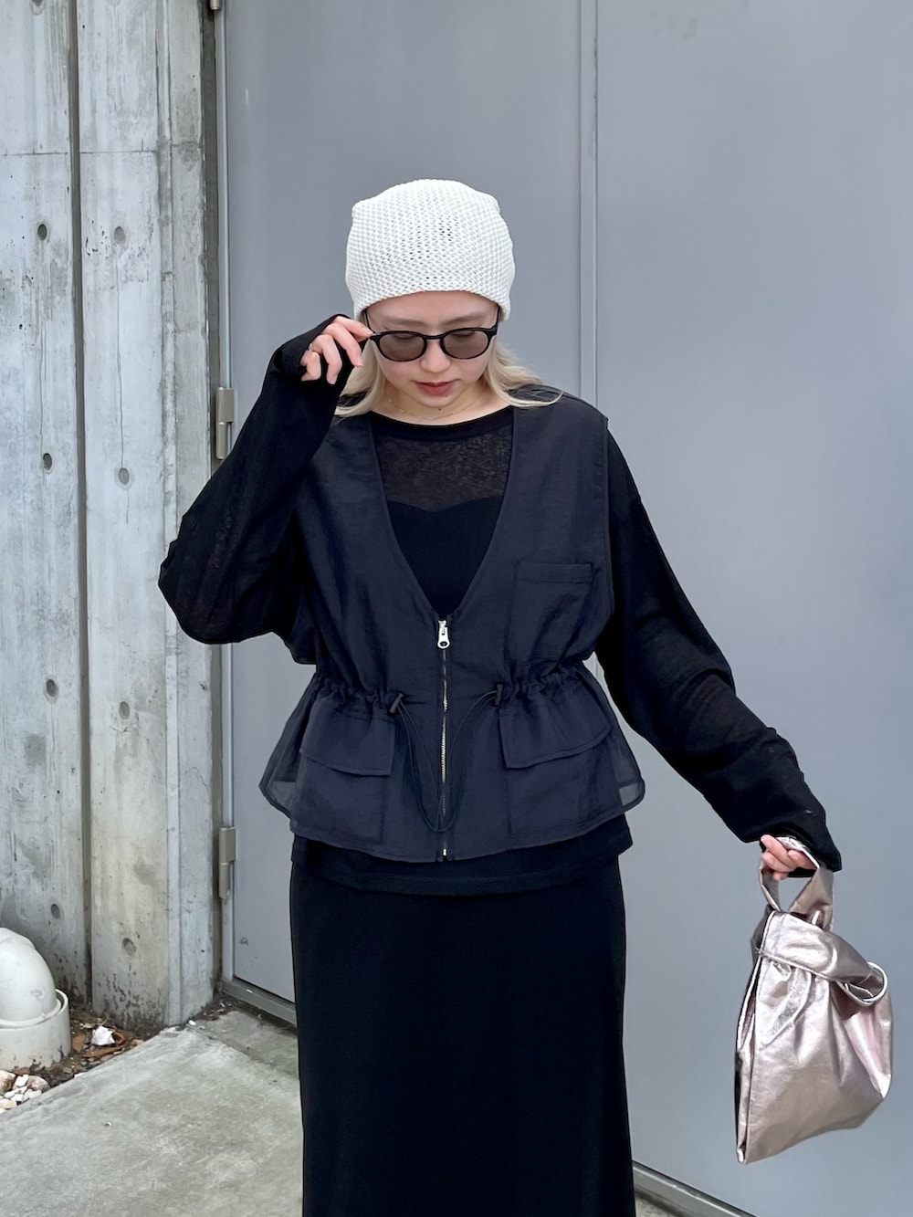 ブラック系のTシャツ/カットソー、ブラック系のベスト、グレー系のスウェットパンツを着用したレディースの夏コーディネートの4枚目の写真