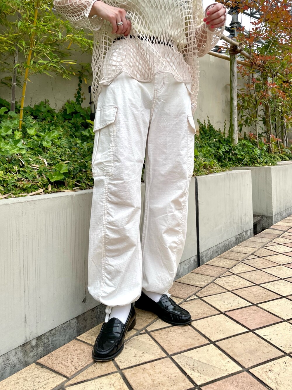 ホワイト系のTシャツ/カットソー、イエロー系のTシャツ/カットソー、ホワイト系のその他パンツを着用したレディースの夏コーディネートの4枚目の写真