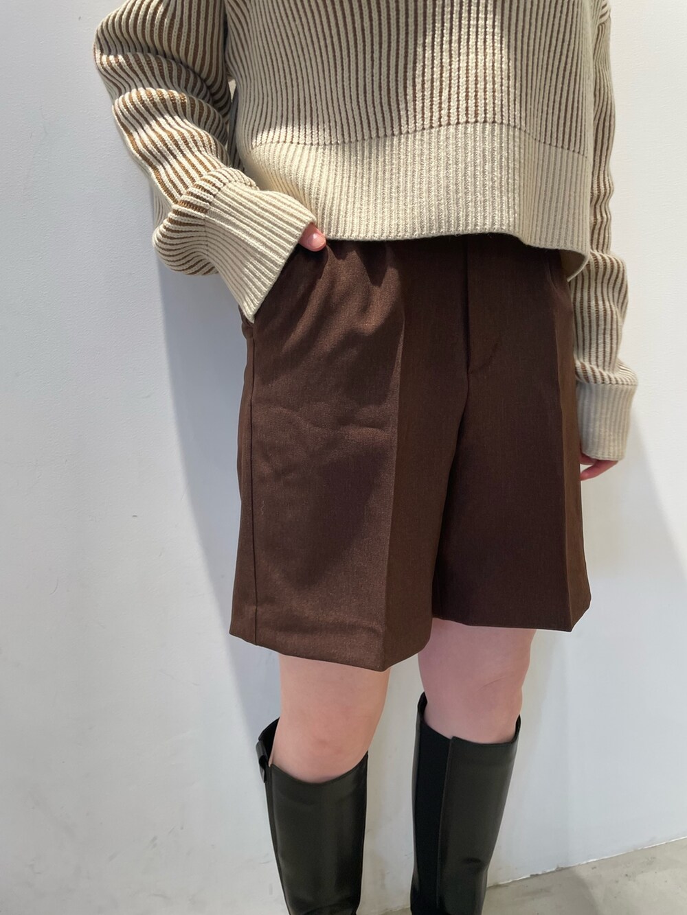 ベージュ系のニット/セーター、ブラウン系のその他パンツ、ブラック系のブーツを着用したレディースの秋コーディネートの7枚目の写真