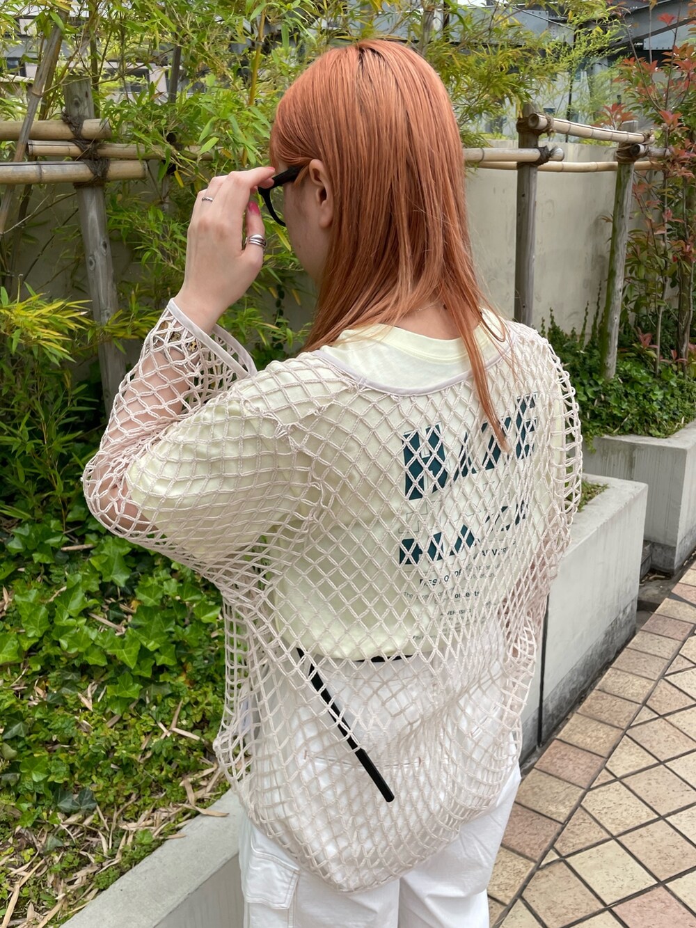 ホワイト系のTシャツ/カットソー、イエロー系のTシャツ/カットソー、ホワイト系のその他パンツを着用したレディースの夏コーディネートの3枚目の写真