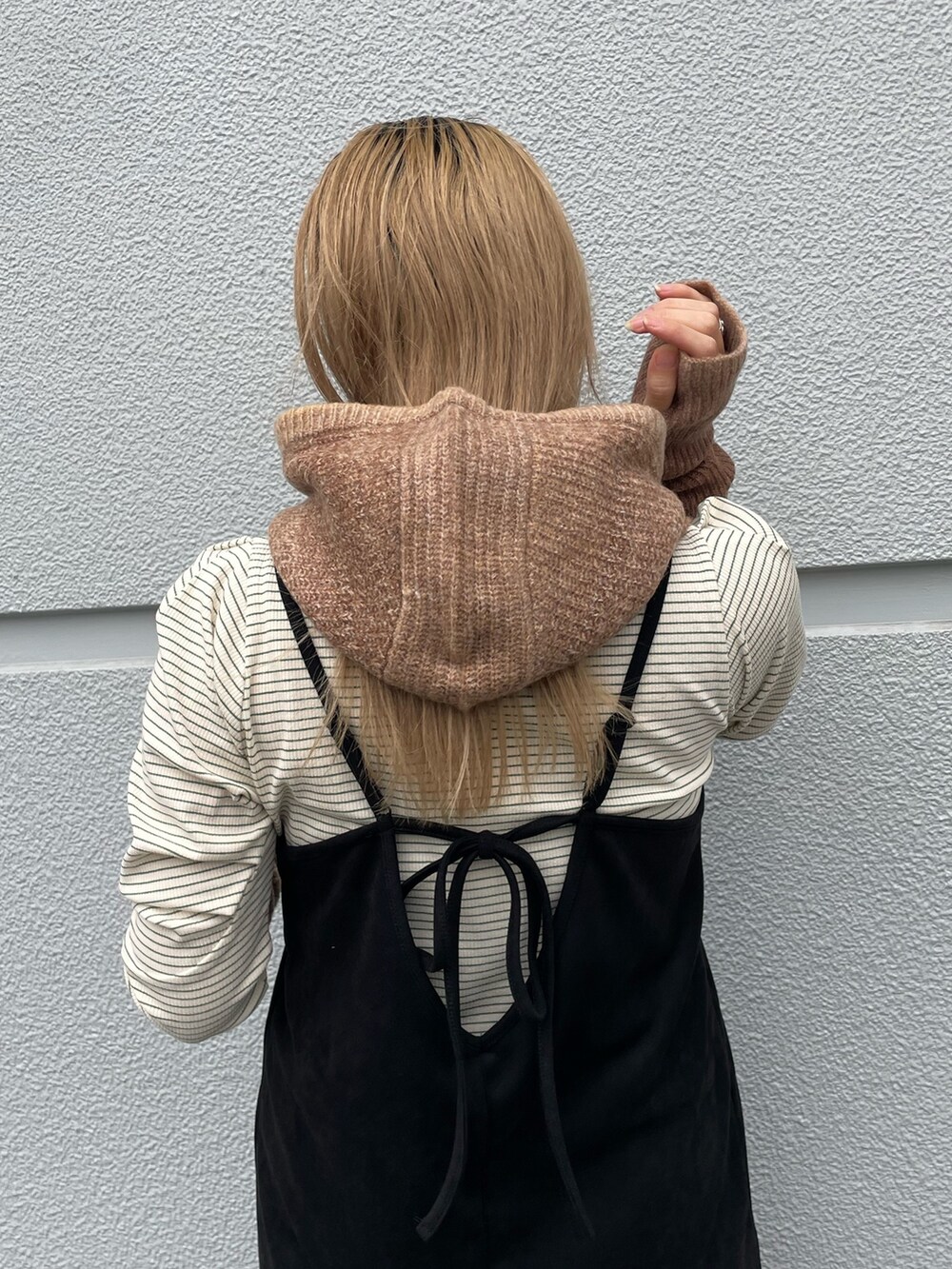 ブラック系のワンピース、グリーン系のTシャツ/カットソー、ブラウン系の手袋を着用したレディースの秋コーディネートの3枚目の写真