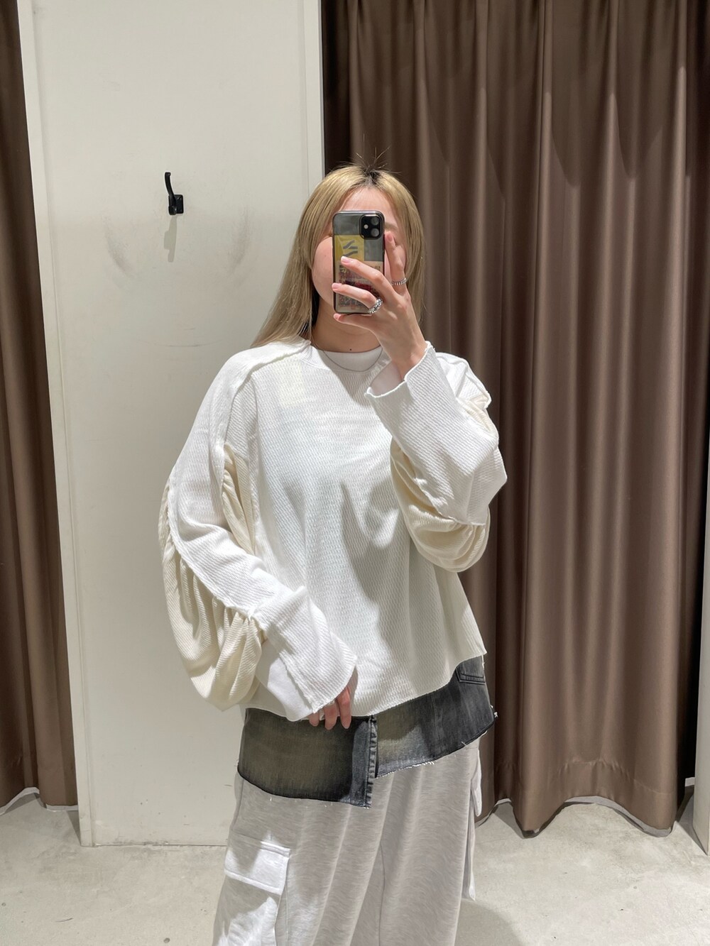 ホワイト系のTシャツ/カットソー、ブラック系のスカート、グレー系のパンツを着用したレディースの春コーディネートの2枚目の写真