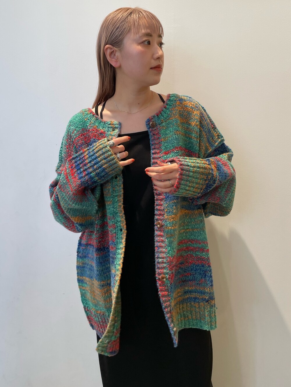 グリーン系のカーディガン/ボレロ、ブラック系のワンピース、ブルー系のショルダーバッグを着用したレディースの秋コーディネートの5枚目の写真