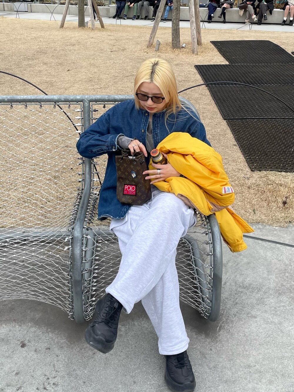 ブラック系のスニーカー、グレー系のパンツを着用したレディースの春コーディネートの7枚目の写真