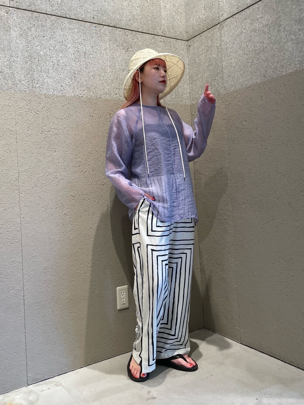 パープル系のシャツ/ブラウス、ホワイト系のその他パンツ、ホワイト系のハットを着用したレディースの夏コーディネートの2枚目の写真