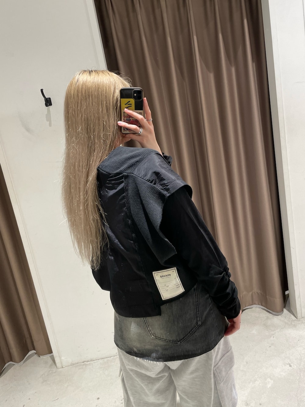 ブラック系のベスト、ブラック系のTシャツ/カットソー、ブラック系のスカートを着用したレディースの春コーディネートの3枚目の写真