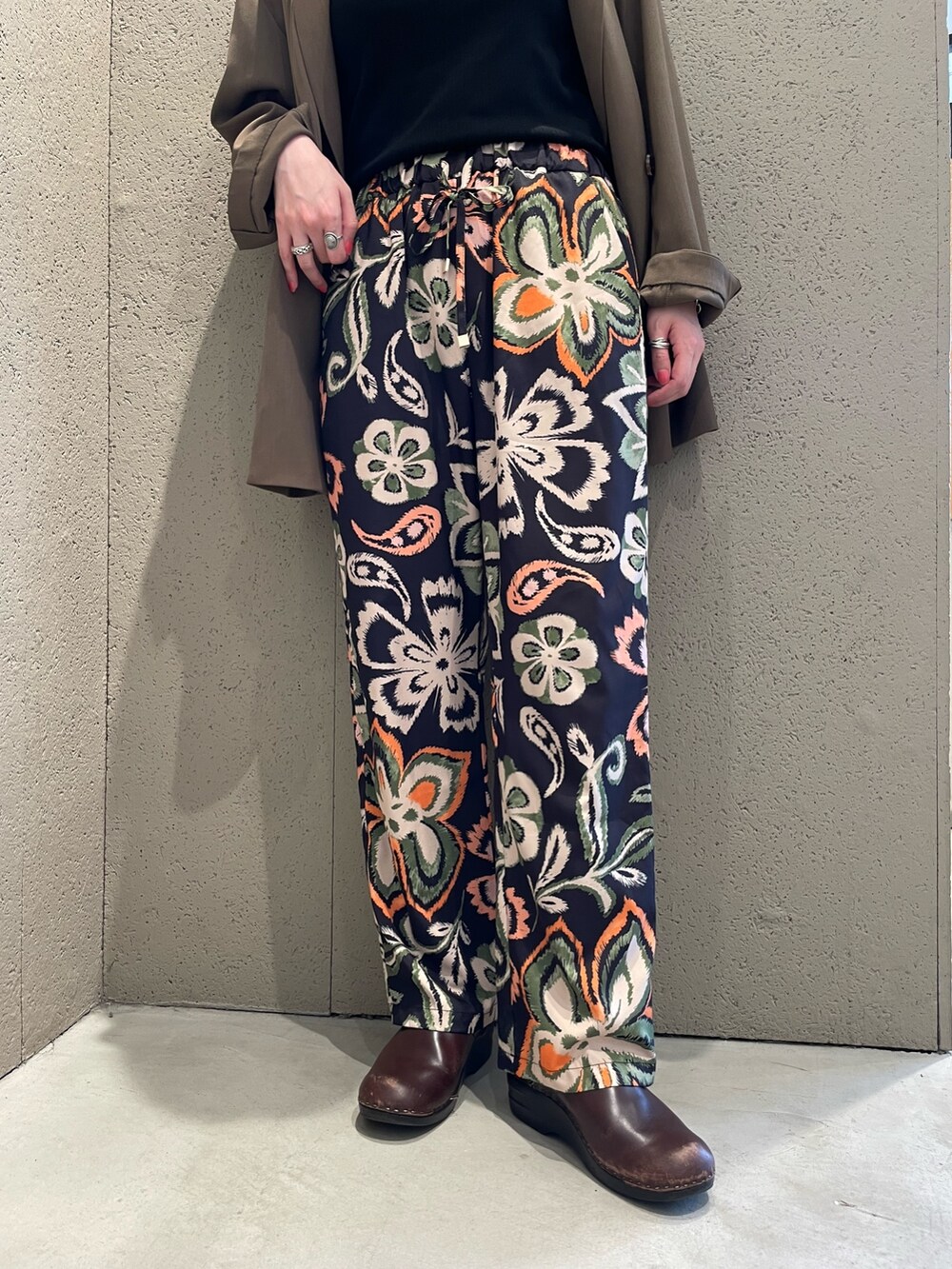 ブラウン系のテーラードジャケット、ブラック系のその他パンツを着用したレディースの春コーディネートの5枚目の写真