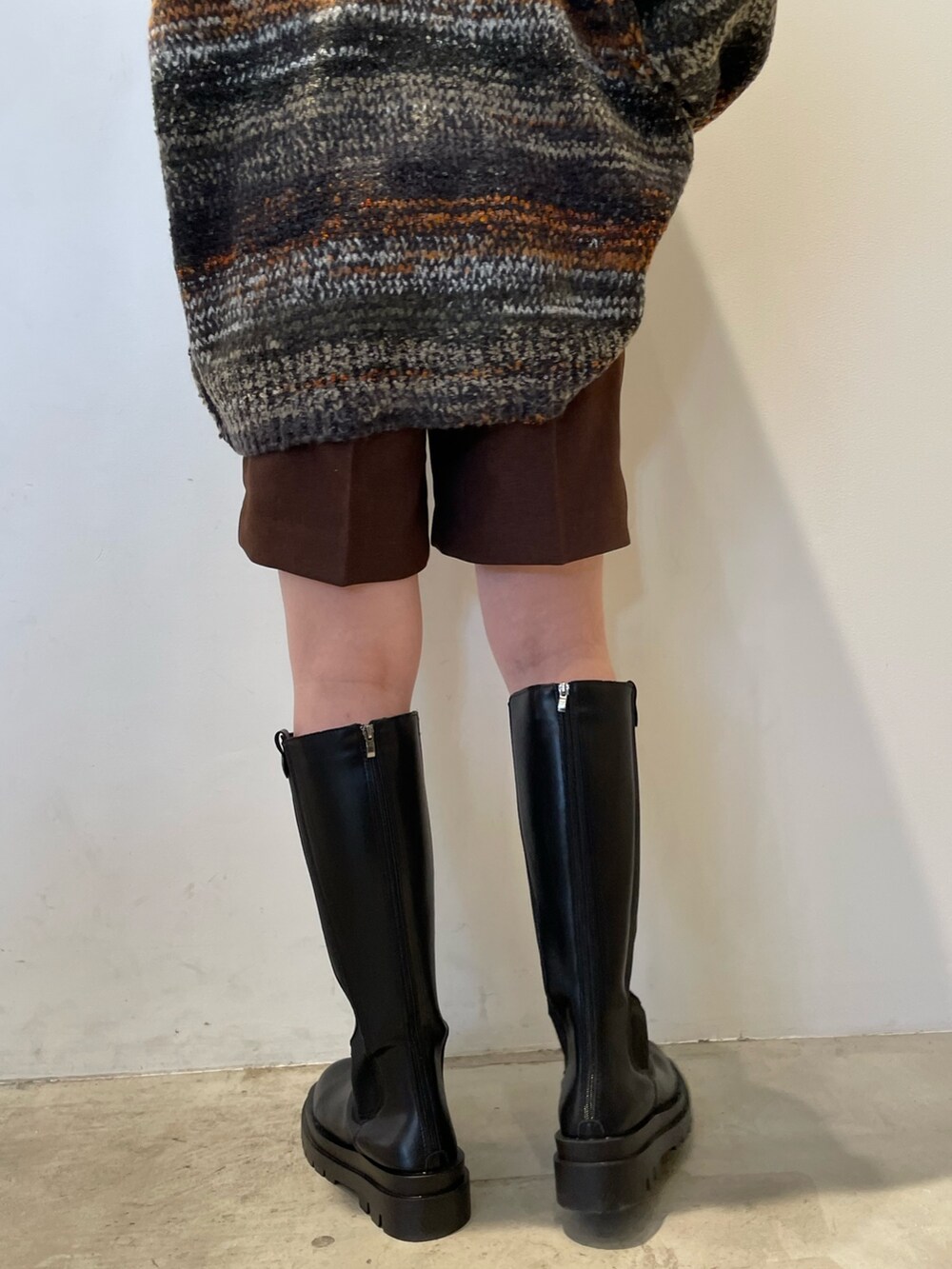 グリーン系のカーディガン/ボレロ、ブラウン系のその他パンツ、ブラック系のブーツを着用したレディースの秋コーディネートの10枚目の写真