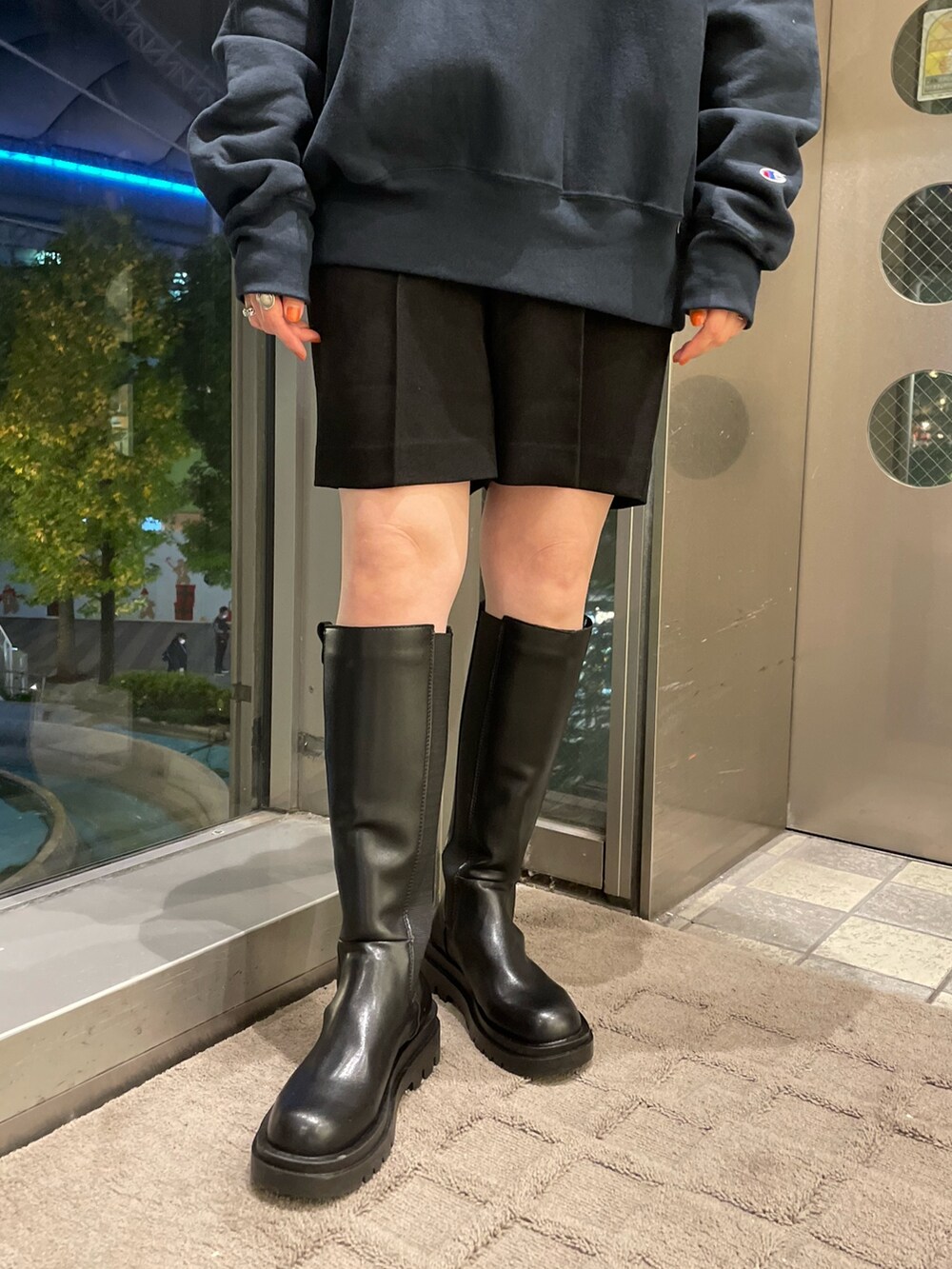 ベージュ系のダウンジャケット/コート、ブラック系のその他パンツ、ブラック系のブーツを着用したレディースの冬コーディネートの8枚目の写真