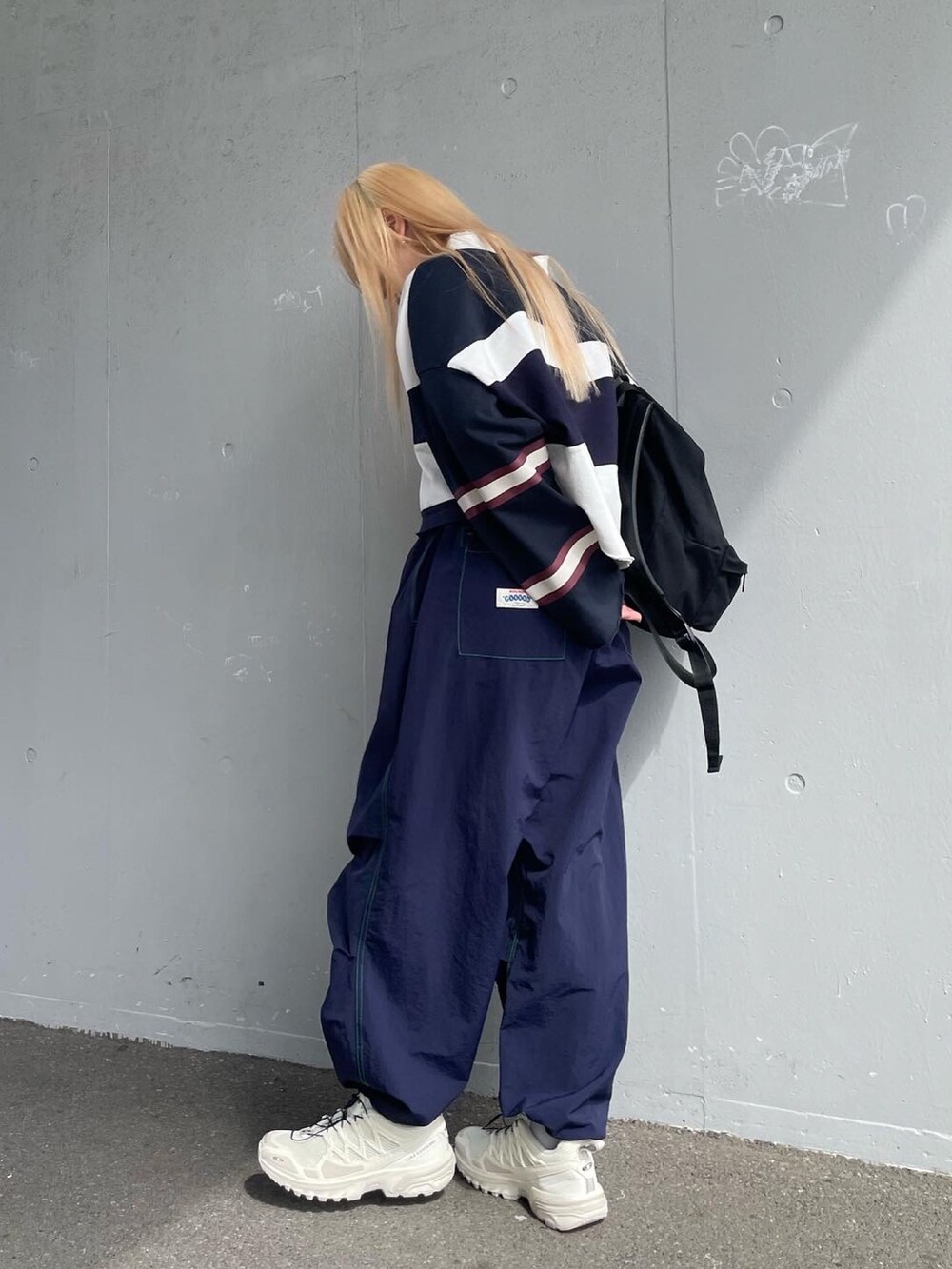 ブルー系のカーゴパンツ、ブルー系のTシャツ/カットソー、ホワイト系のスニーカーを着用したレディースの春コーディネートの7枚目の写真