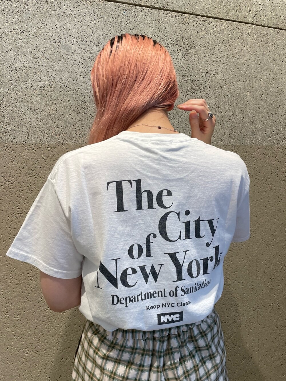 ホワイト系のニット/セーター、ホワイト系のTシャツ/カットソー、ベージュ系のスラックスを着用したレディースの夏コーディネートの4枚目の写真