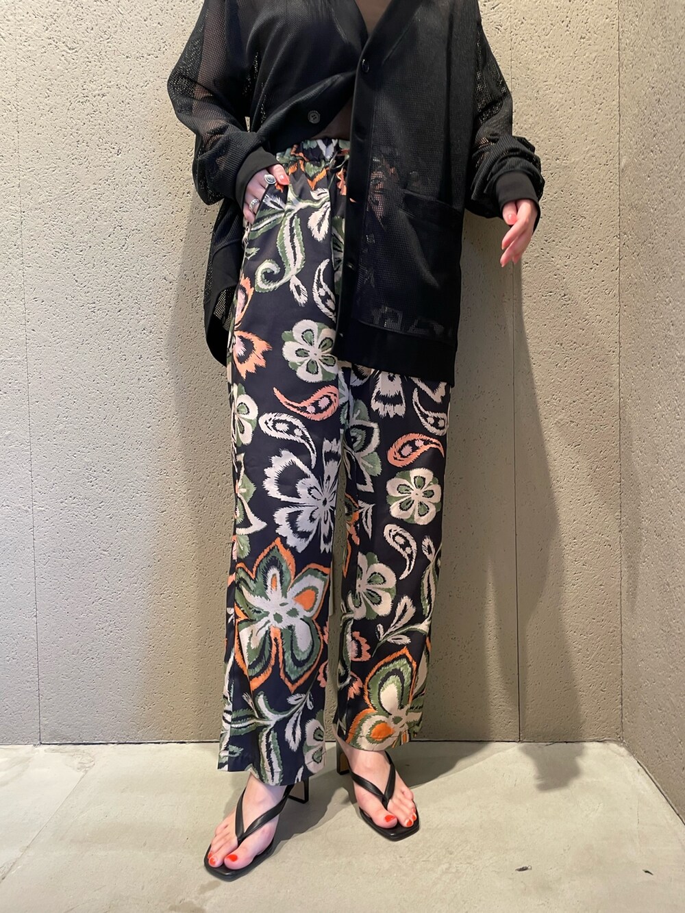 ブラック系のカーディガン/ボレロ、ブラック系のその他パンツ、ブラック系のサンダルを着用したレディースの夏コーディネートの5枚目の写真